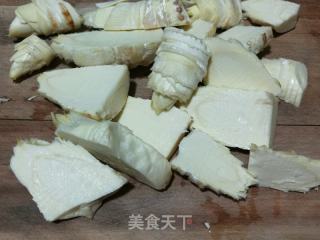 咸肉烧冬笋的做法步骤：1