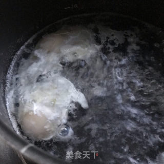 酸汤荷包蛋的做法步骤：3