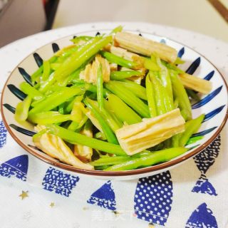 芹菜炒腐竹的做法步骤：7