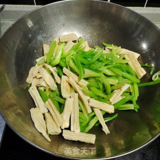 芹菜炒腐竹的做法步骤：6