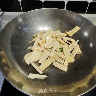 芹菜炒腐竹的做法步骤：5
