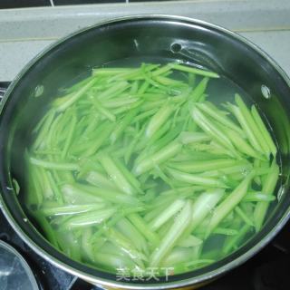 芹菜炒腐竹的做法步骤：3