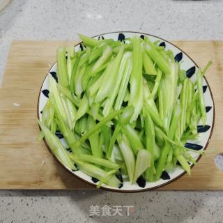 芹菜炒腐竹的做法步骤：2