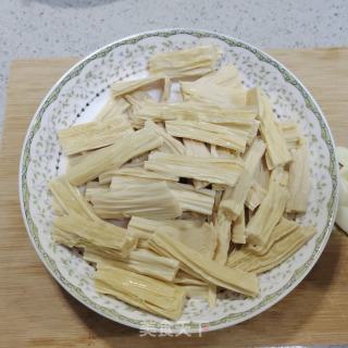 芹菜炒腐竹的做法步骤：1