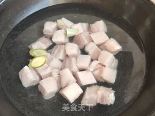 五花肉烧芋头的做法步骤：2