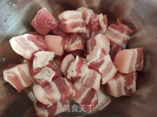 五花肉烧芋头的做法步骤：1
