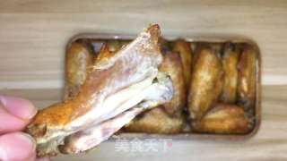 家常窖焗鸡翅，外壳酥脆，入口鲜嫩多汁，好吃到舔手指。的做法步骤：9
