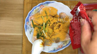 家常窖焗鸡翅，外壳酥脆，入口鲜嫩多汁，好吃到舔手指。的做法步骤：2