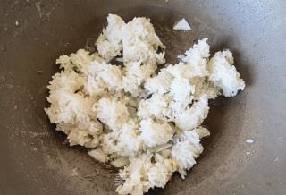 青红椒鸡蛋炒饭的做法步骤：8
