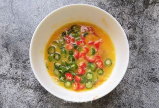 青红椒鸡蛋炒饭的做法步骤：4
