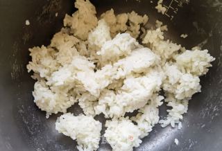 青红椒鸡蛋炒饭的做法步骤：1