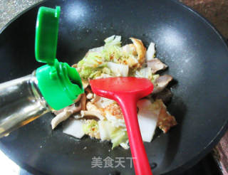煎鸡蛋秀珍菇炒大白菜的做法步骤：7