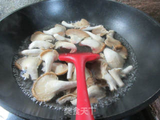 煎鸡蛋秀珍菇炒大白菜的做法步骤：2