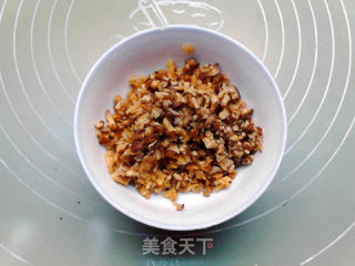 腊肉蘑菇糯米肠的做法步骤：3