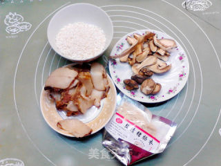 腊肉蘑菇糯米肠的做法步骤：1