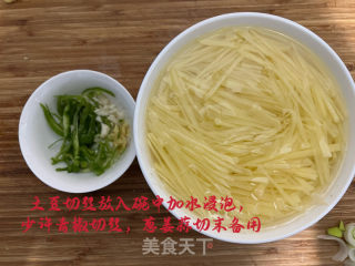 家常土豆丝的做法步骤：1