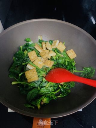菠菜炒豆腐的做法步骤：4