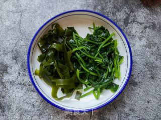 小海带拌菠菜的做法步骤：5