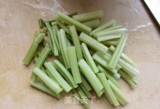 芹菜炒腊肠的做法步骤：1