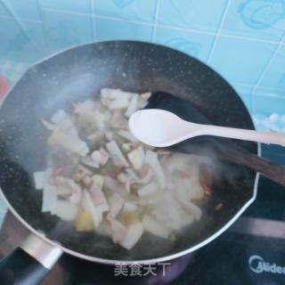 酸菜、白萝卜炒肉的做法步骤：7