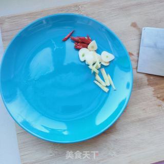 酸菜、白萝卜炒肉的做法步骤：3