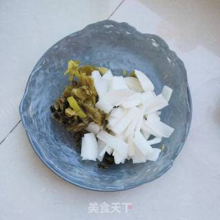 酸菜、白萝卜炒肉的做法步骤：1