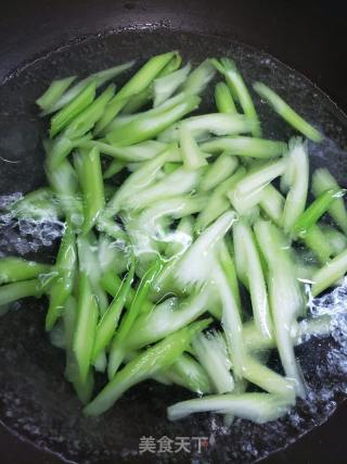 西芹百合的做法步骤：4