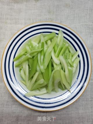 西芹百合的做法步骤：1