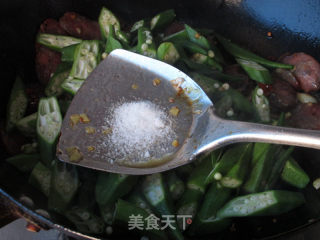 腊肠炒秋葵的做法步骤：9