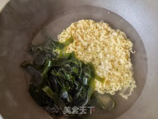 小海带煮方便面的做法步骤：4
