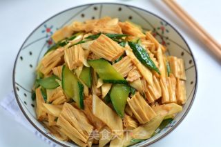 黄瓜茭白炒腐竹的做法步骤：9