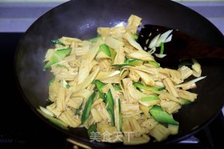 黄瓜茭白炒腐竹的做法步骤：8