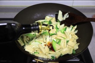 黄瓜茭白炒腐竹的做法步骤：7