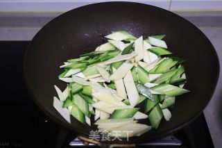 黄瓜茭白炒腐竹的做法步骤：5
