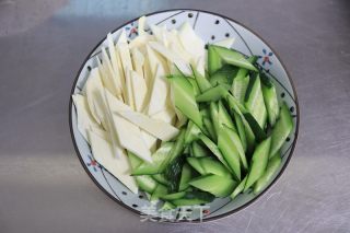 黄瓜茭白炒腐竹的做法步骤：2