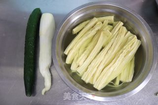 黄瓜茭白炒腐竹的做法步骤：1