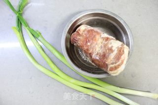 葱爆羊肉的做法步骤：1