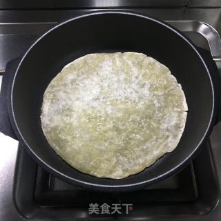 火腿鸡蛋饼(手抓饼)的做法步骤：2
