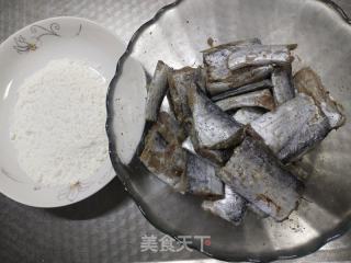 椒盐煎带鱼的做法步骤：3