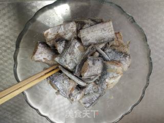 椒盐煎带鱼的做法步骤：2