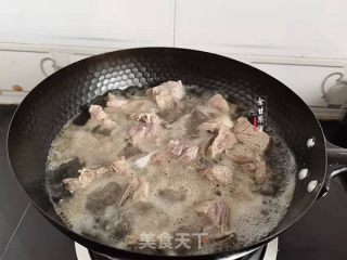 木耳山药排骨汤的做法步骤：2