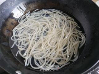 包菜肉丝炒粉条的做法步骤：1