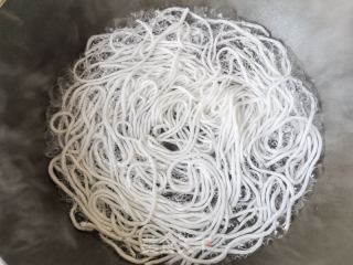 虫草花鲍鱼乌鸡汤米粉的做法步骤：5