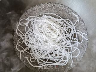 虫草花鲍鱼乌鸡汤米粉的做法步骤：4