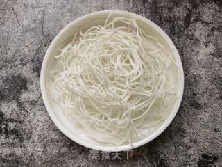 虫草花鲍鱼乌鸡汤米粉的做法步骤：3