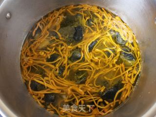 虫草花鲍鱼乌鸡汤米粉的做法步骤：1
