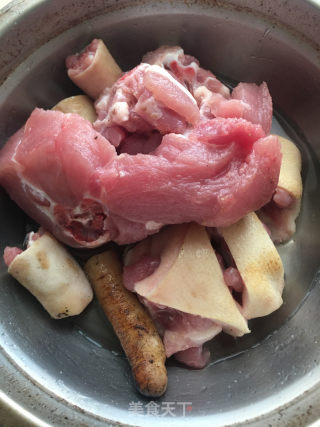 红烧猪尾巴的做法步骤：1