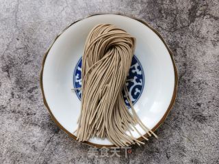 酸辣荞麦面的做法步骤：1