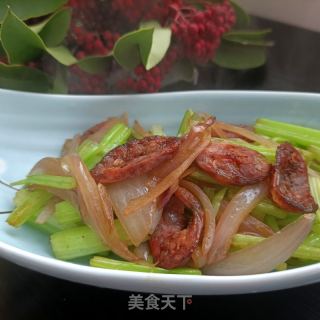洋葱芹菜炒腊肠的做法步骤：10