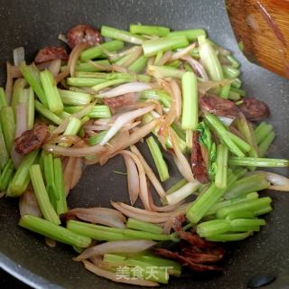 洋葱芹菜炒腊肠的做法步骤：9